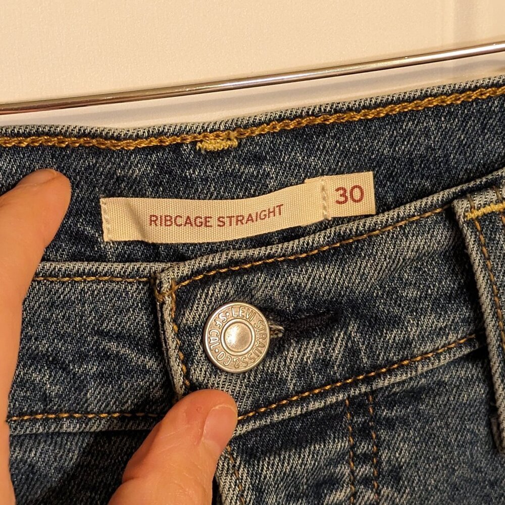 Levi's Ribcage Straight Size 30 Medium Wash Button Fly - Picture 4 of 11